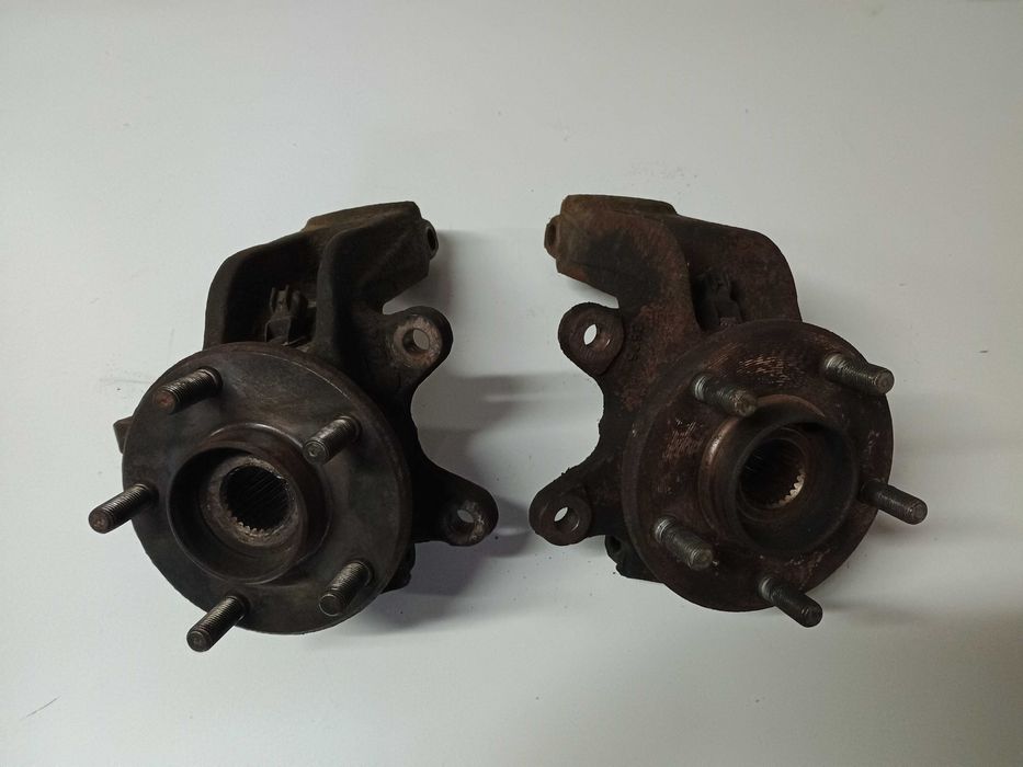 Piasta zwrotnica lewa FORD Mondeo MK3