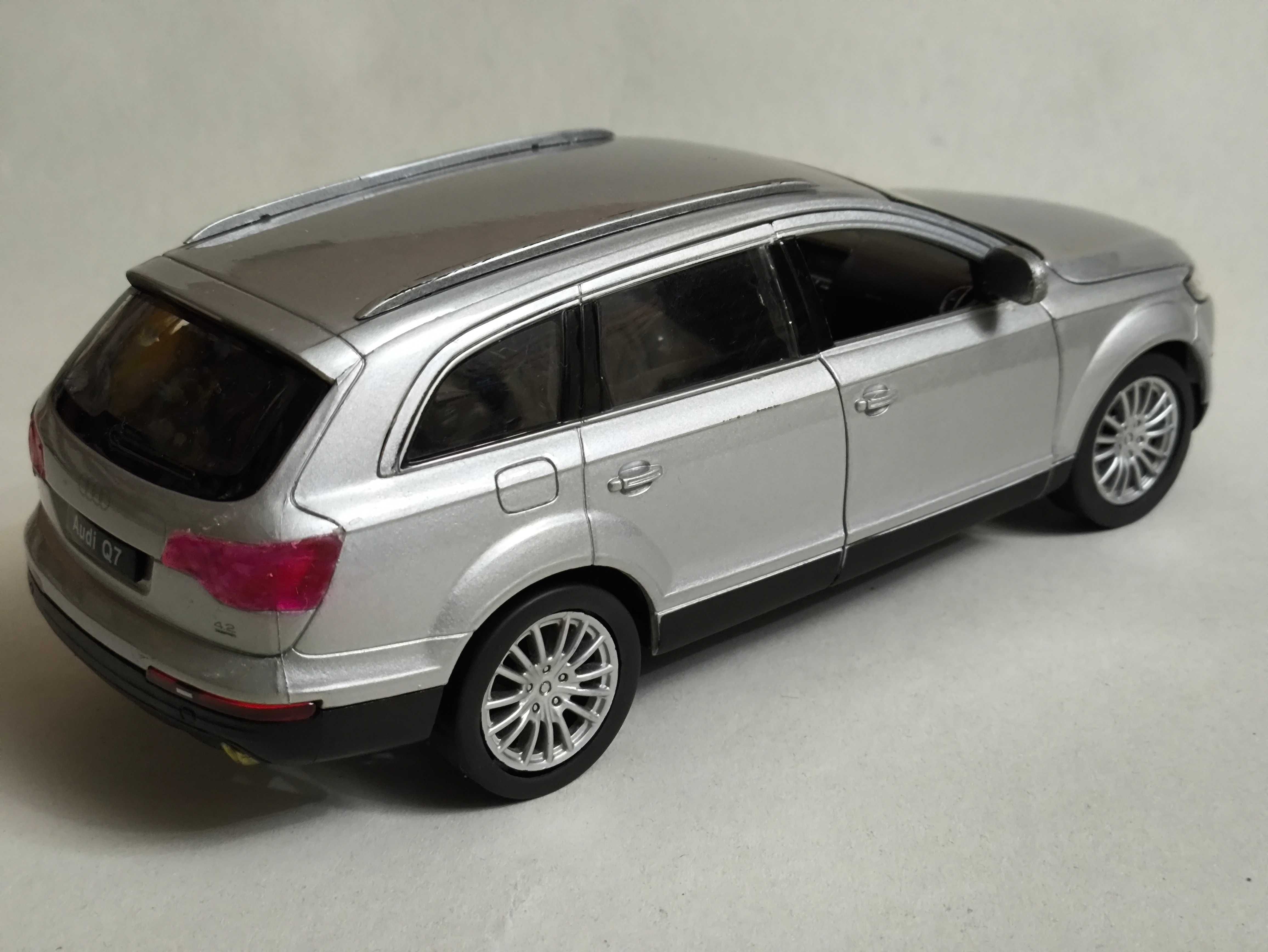 Машинка Audi Q7 Welly 1/24