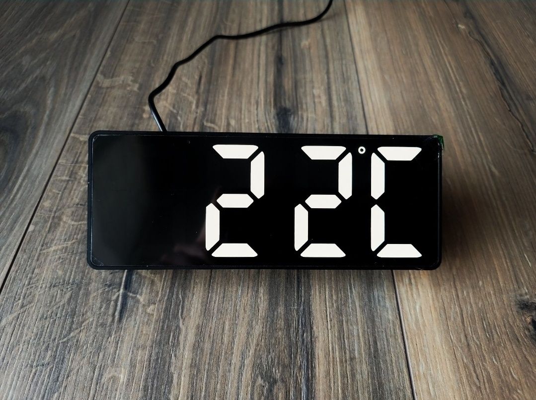 Zegarek z alarmem i termometrem