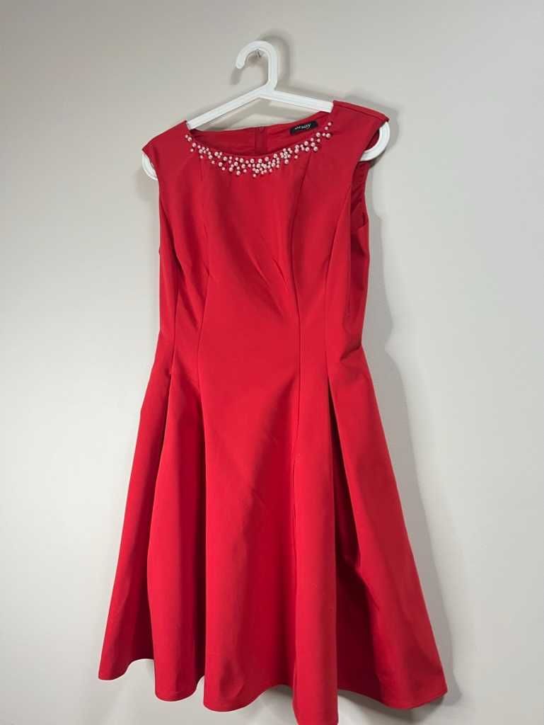 Rozkloszowana czerwona sukienka z perłami świąteczna Orsay 36 perły