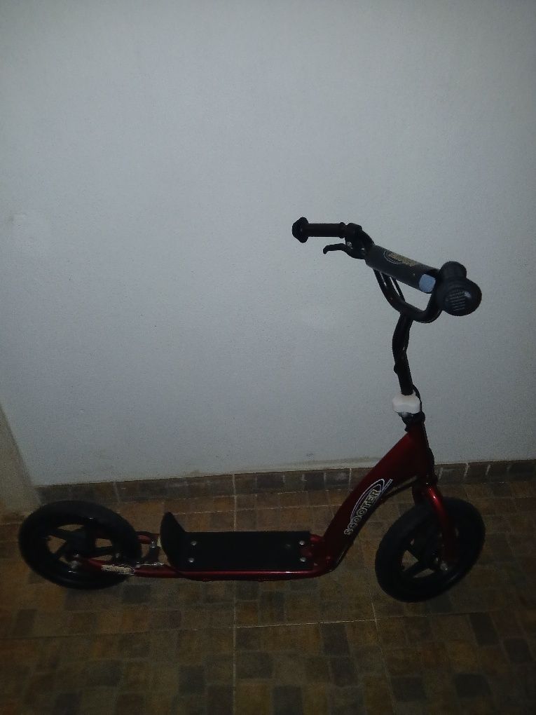 Conjuto de duas bicicletas e uma trotinete