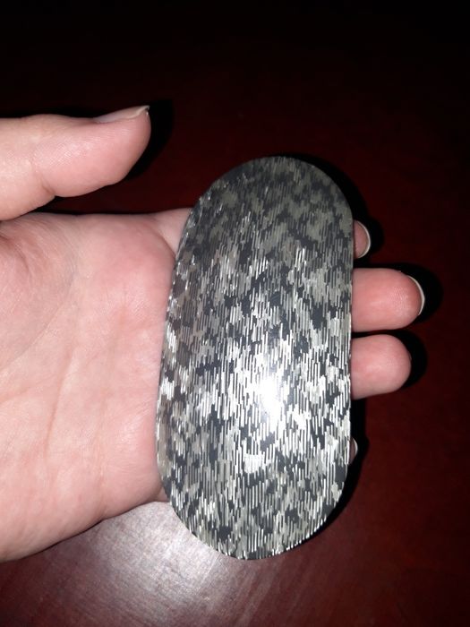 Заколка для волос серая с рисунком пластиковая серебрянная