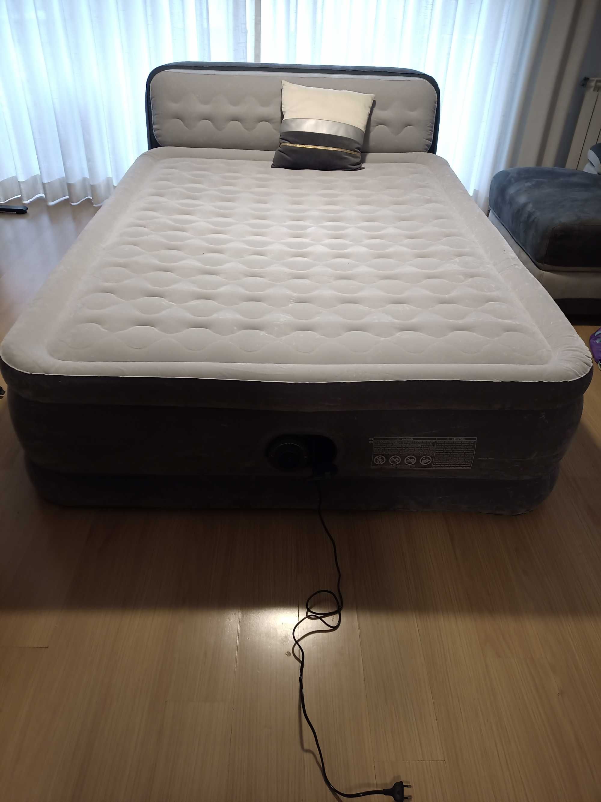 Inflatable Mattress with Headboard, by Intex - 152 x 236 x 46 cm