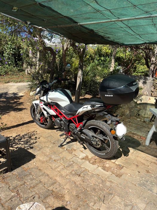 Moto Benelli bn125