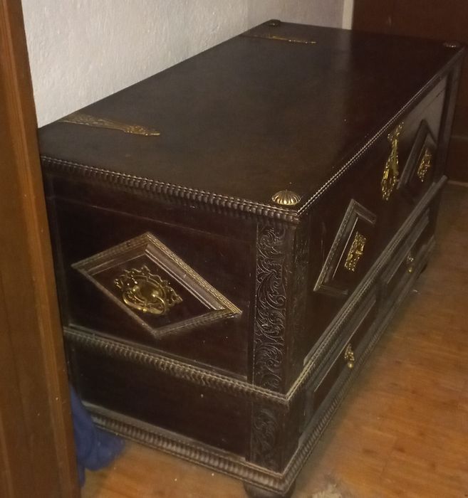 Baú de madeira cor escura