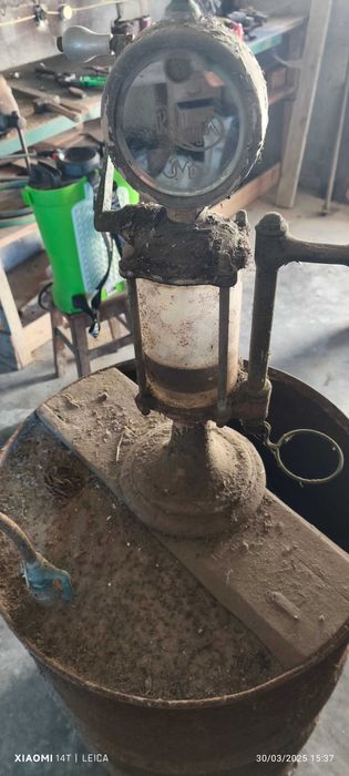 Bomba antiga manual de petróleo da marca Ralha