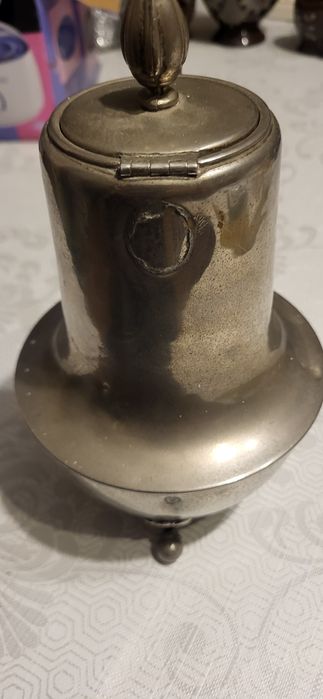 Stary metalowy dzbanuszek sygnowany z wyrwanym uchwytem