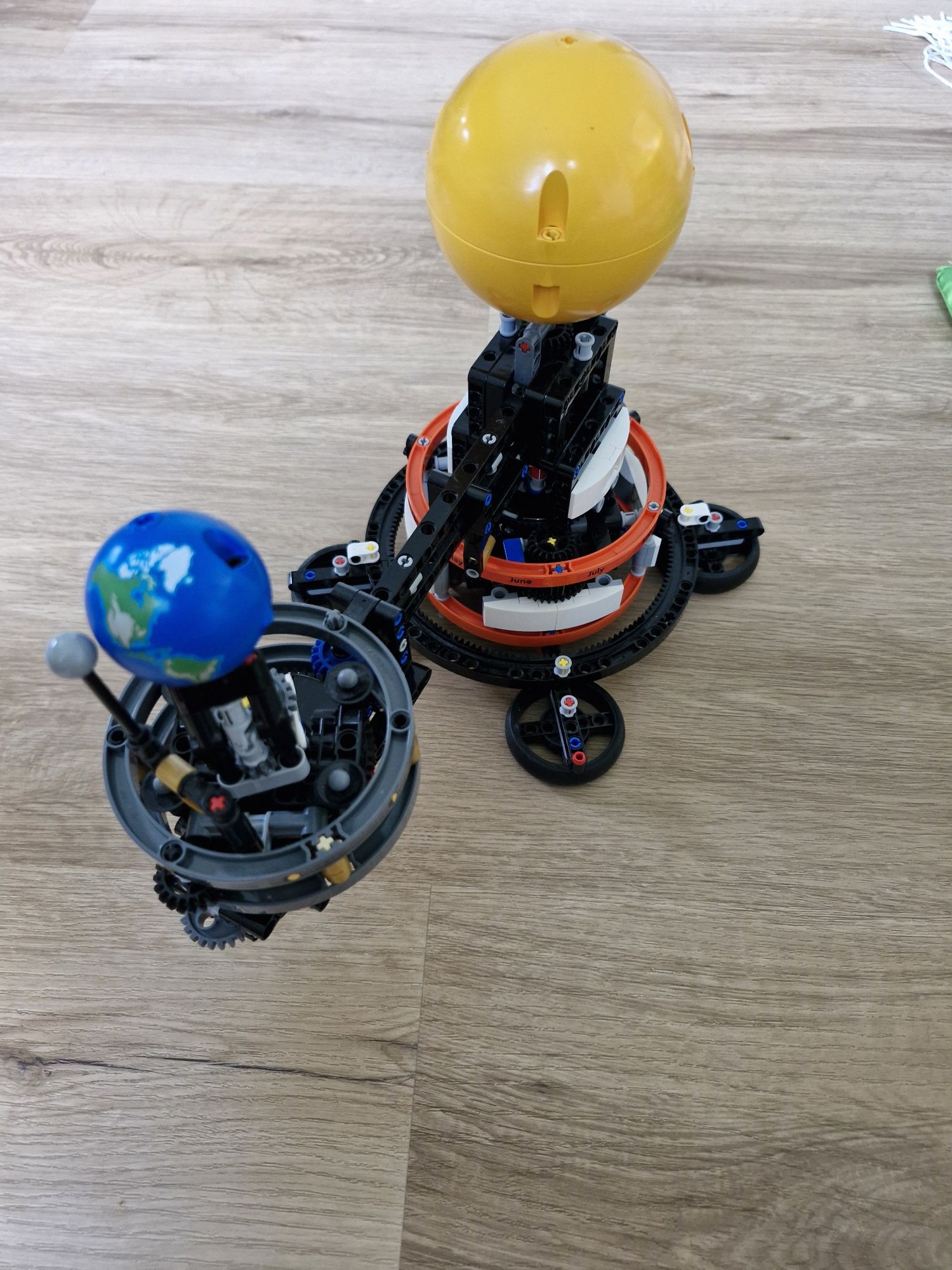 LEGO 42179. Planeta Ziemia i Księżyc na orbicie.