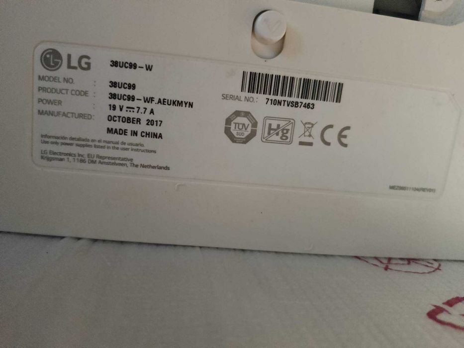 Monitor LG 38 - pasy na połowie ekranu