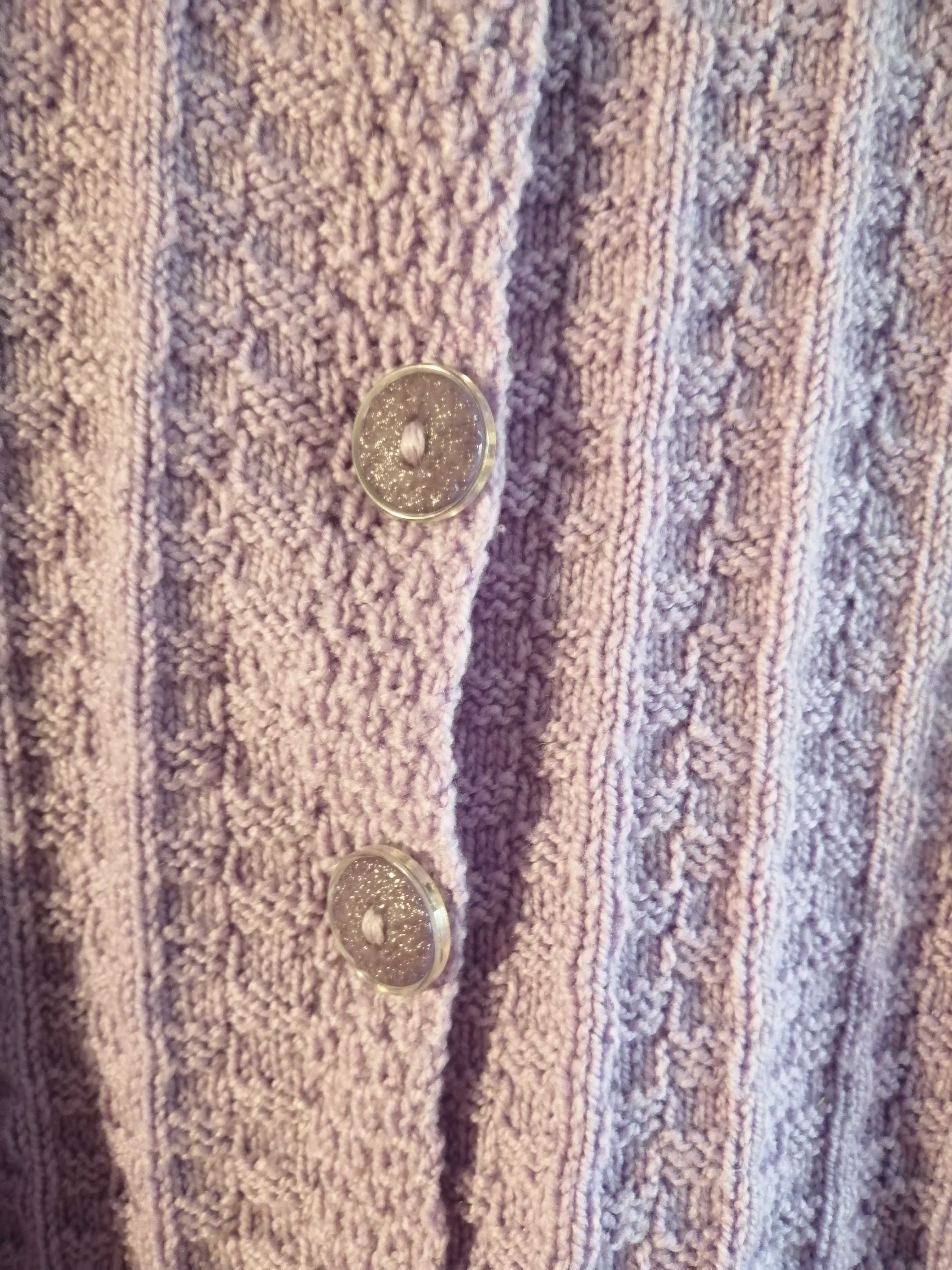 Damski sweter zrobiony na drutach  
Rozpinany.