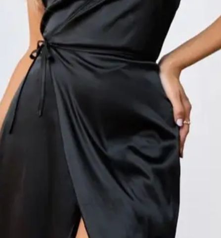 Черное шелковое платье на запах