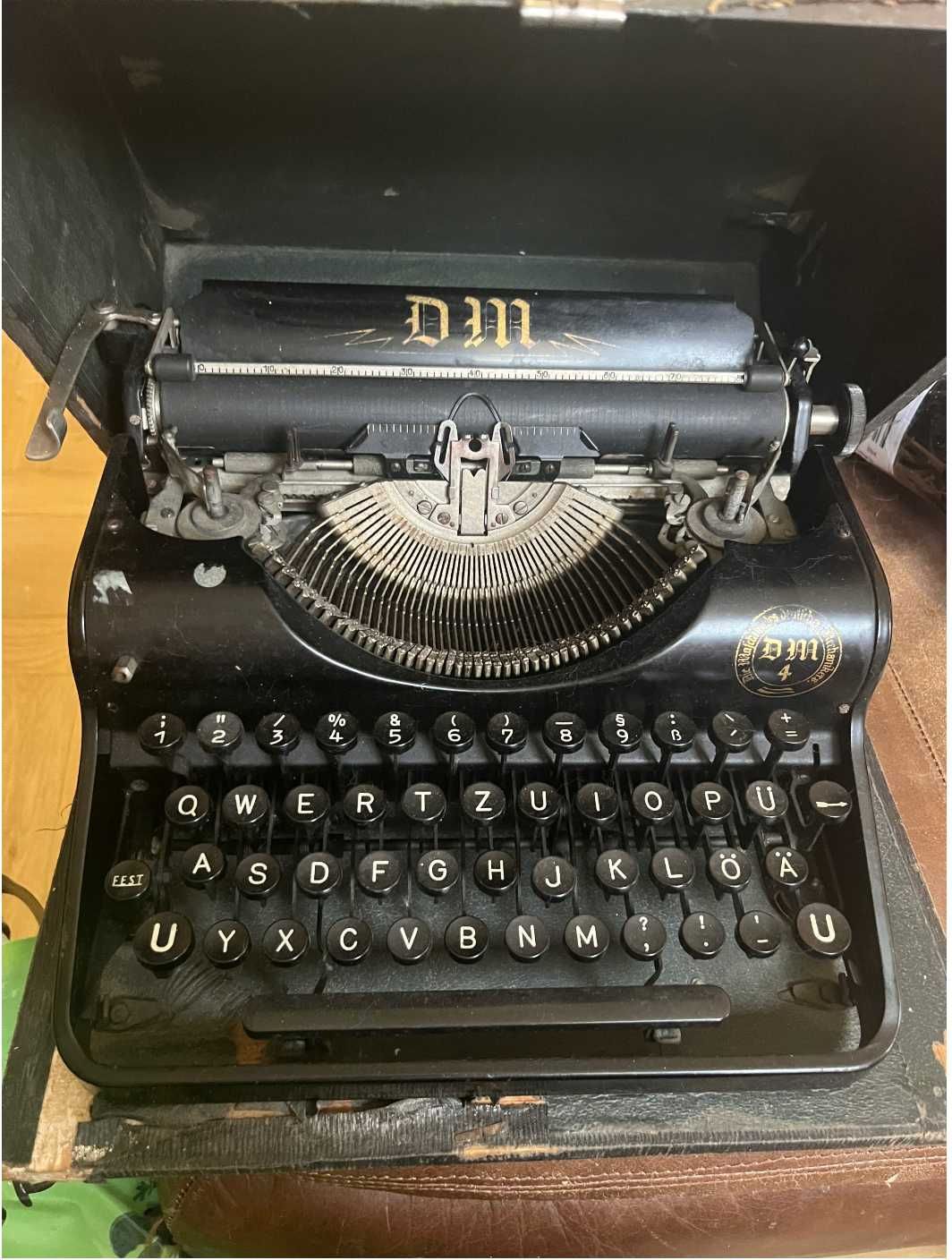 Zabytkowa maszyna do pisania DM model 4