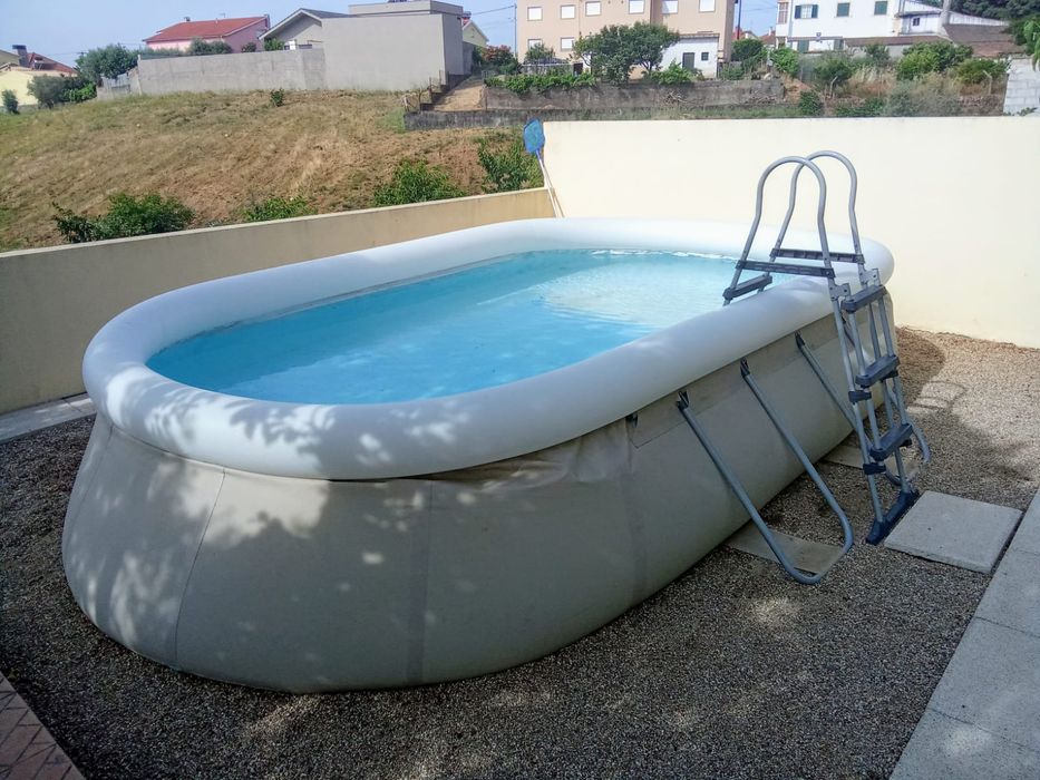 Piscina + trampolim