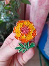 przypinka pin kwiat aksamitka cottage