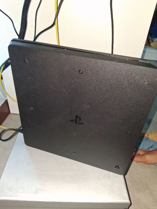 Ps4 1 Tb, com algumas marcas na parte superior, mas preço negociável
