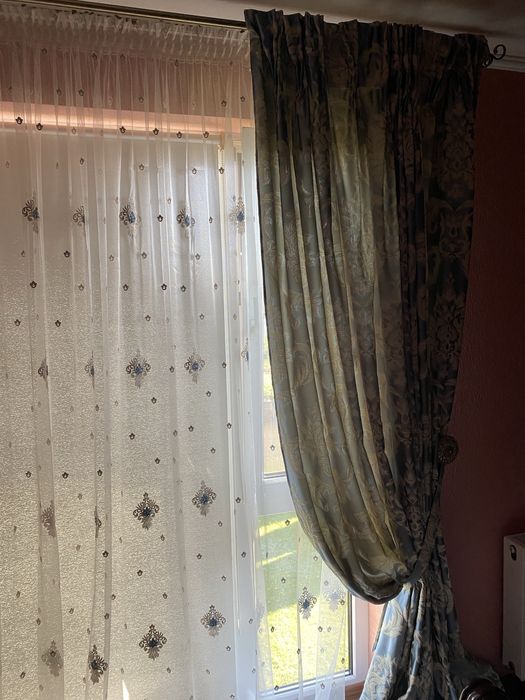 Тюль, штори та покривало з подушками