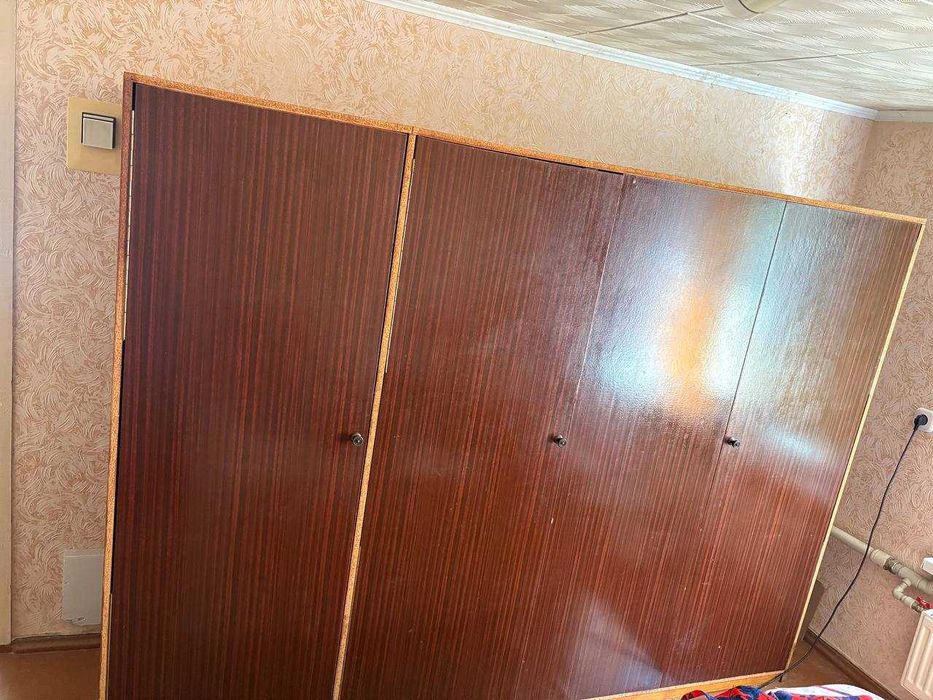 Шафа радянського типу для одягу