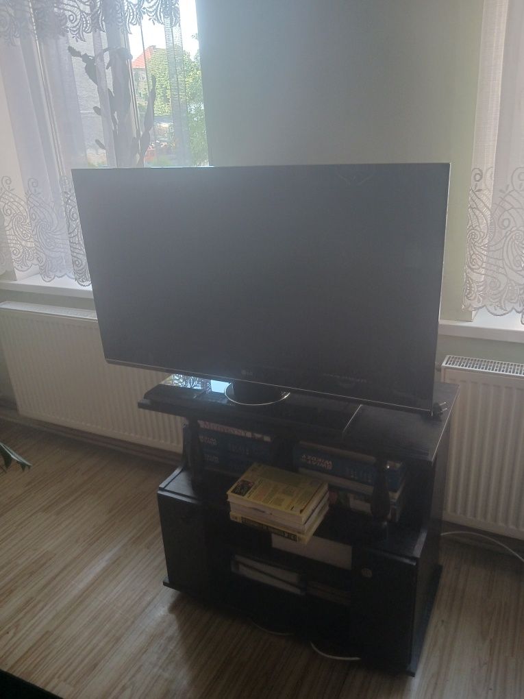 Telewizor LG wraz ze stolikiem