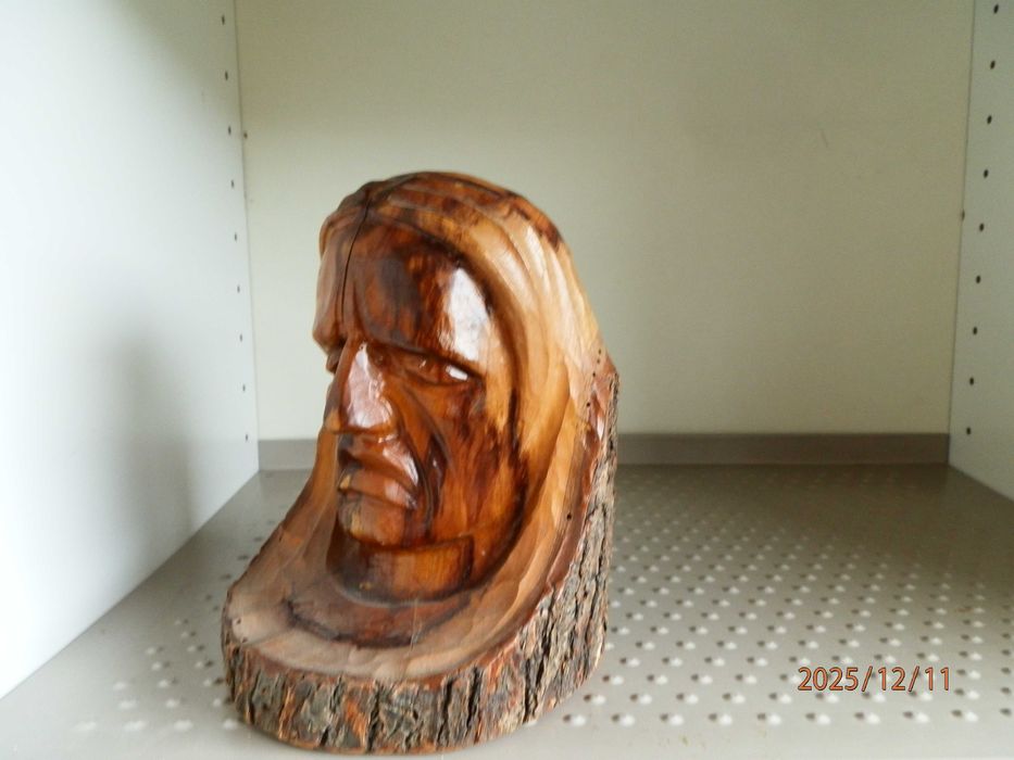 Busto Sculpido    ( Madeira  - Oliveira ?  )