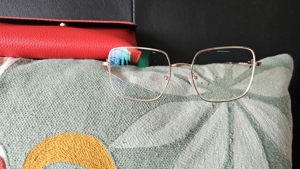 Óculos Guess dourados