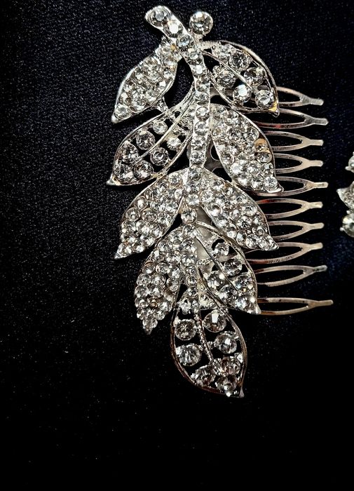 Гребінці  та діадеми у зачіску