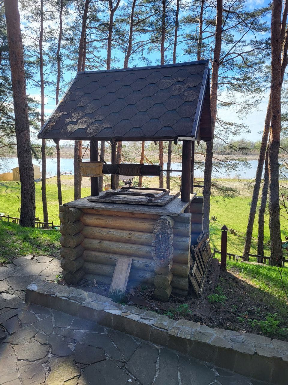 Будинок біля води серед соснового лісу