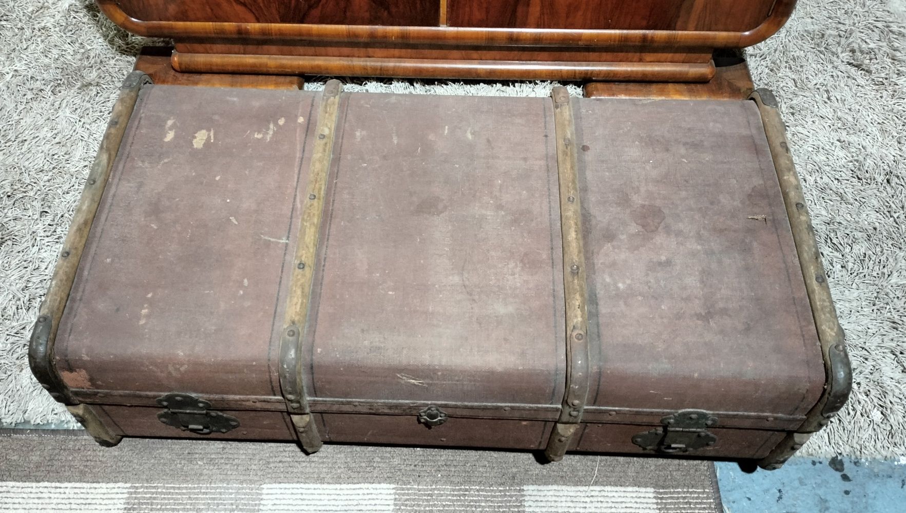 Stary kufer podróżny