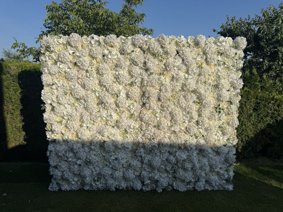 Ścianka kwiatowa dekoracyjna tło ze sztucznych kwiatów