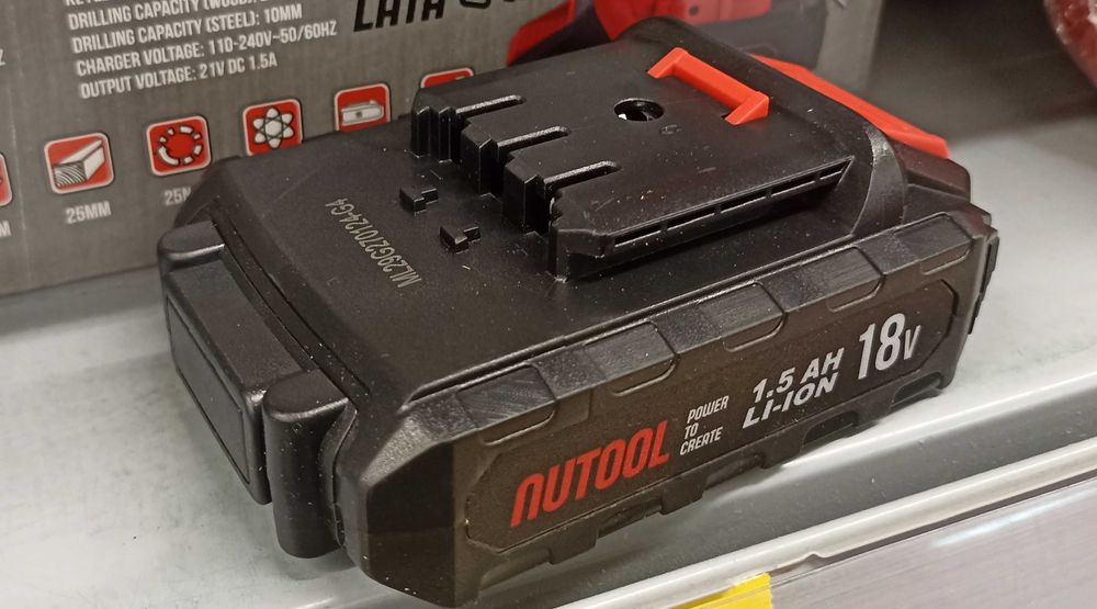 Zasilacz ( Ładowarka )  do wkrętarki  z  bat 18 NUTOOL