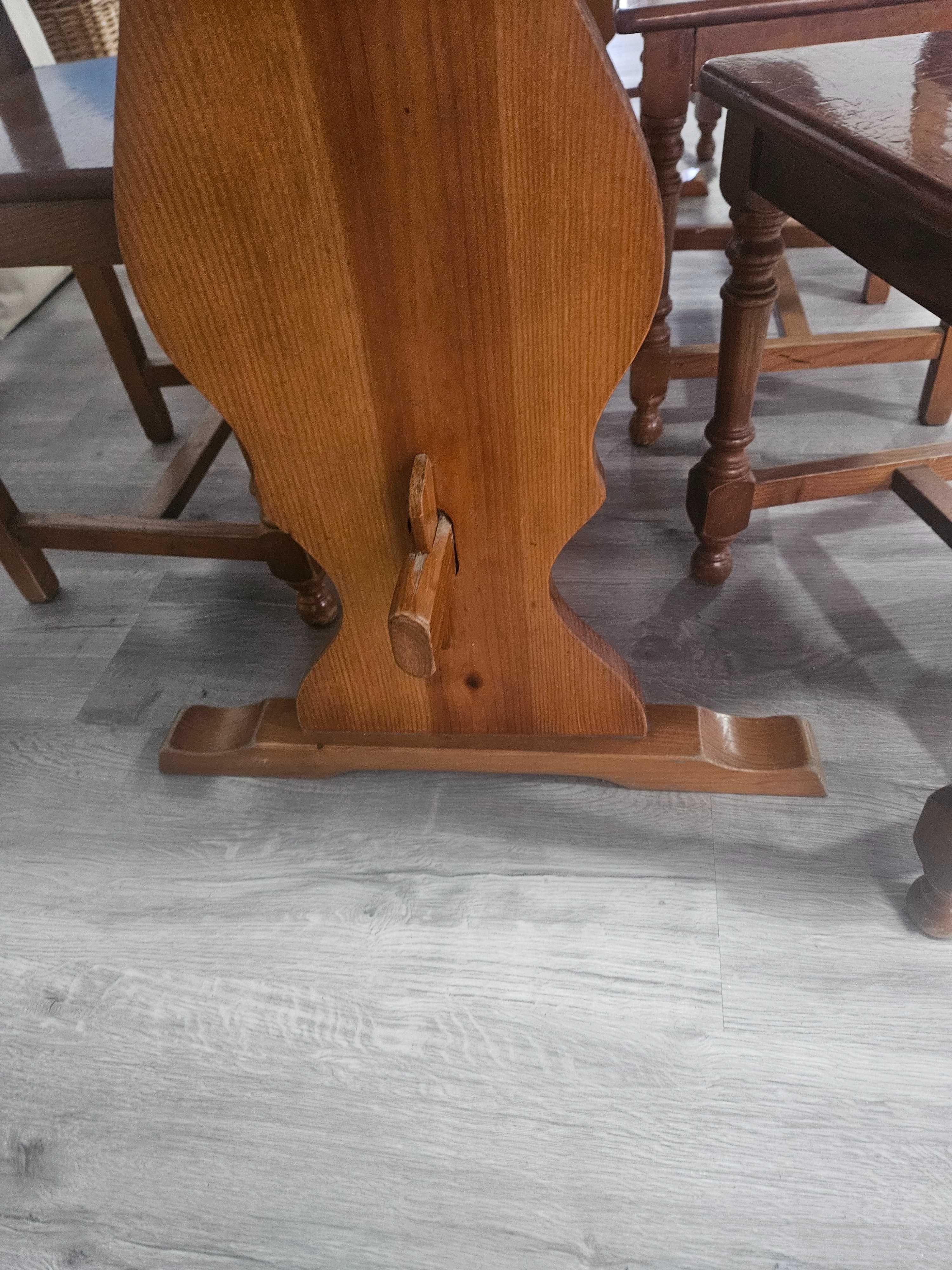 Mesa de madeira e tampo em mármore