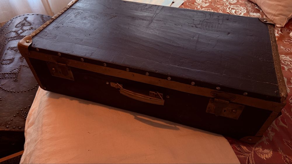 Mala antiga em madeira com ferragens