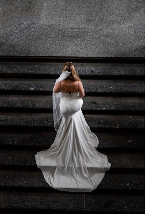 Весільна сукня з довгим шлейфом