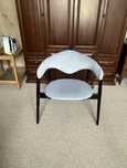 Gubi fotel krzesło drewniane z błękitnym obiciem masculo dining chair