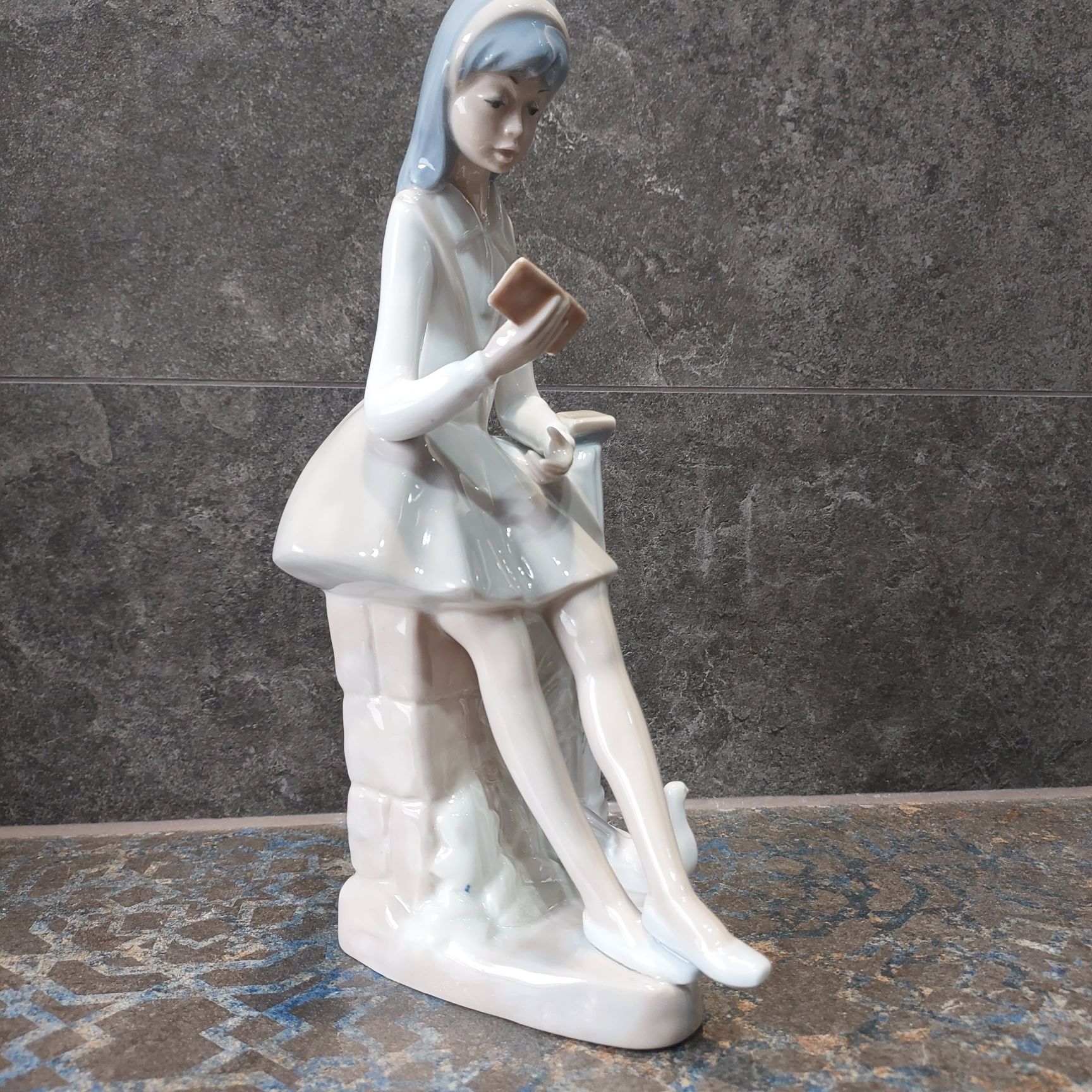 Porcelanowa figurka Casades panienka czyta książkę