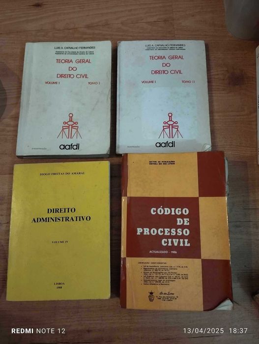 Conjunto de 26 livros de direito