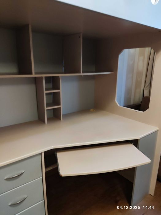 Ліжко-горище з шафою і столом