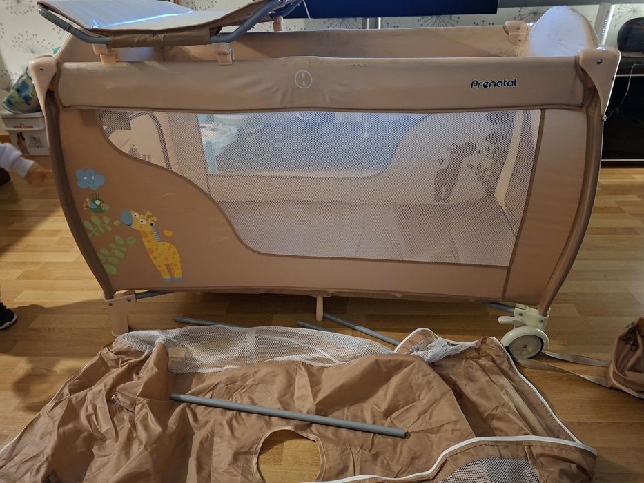 Cama de viagem como nova