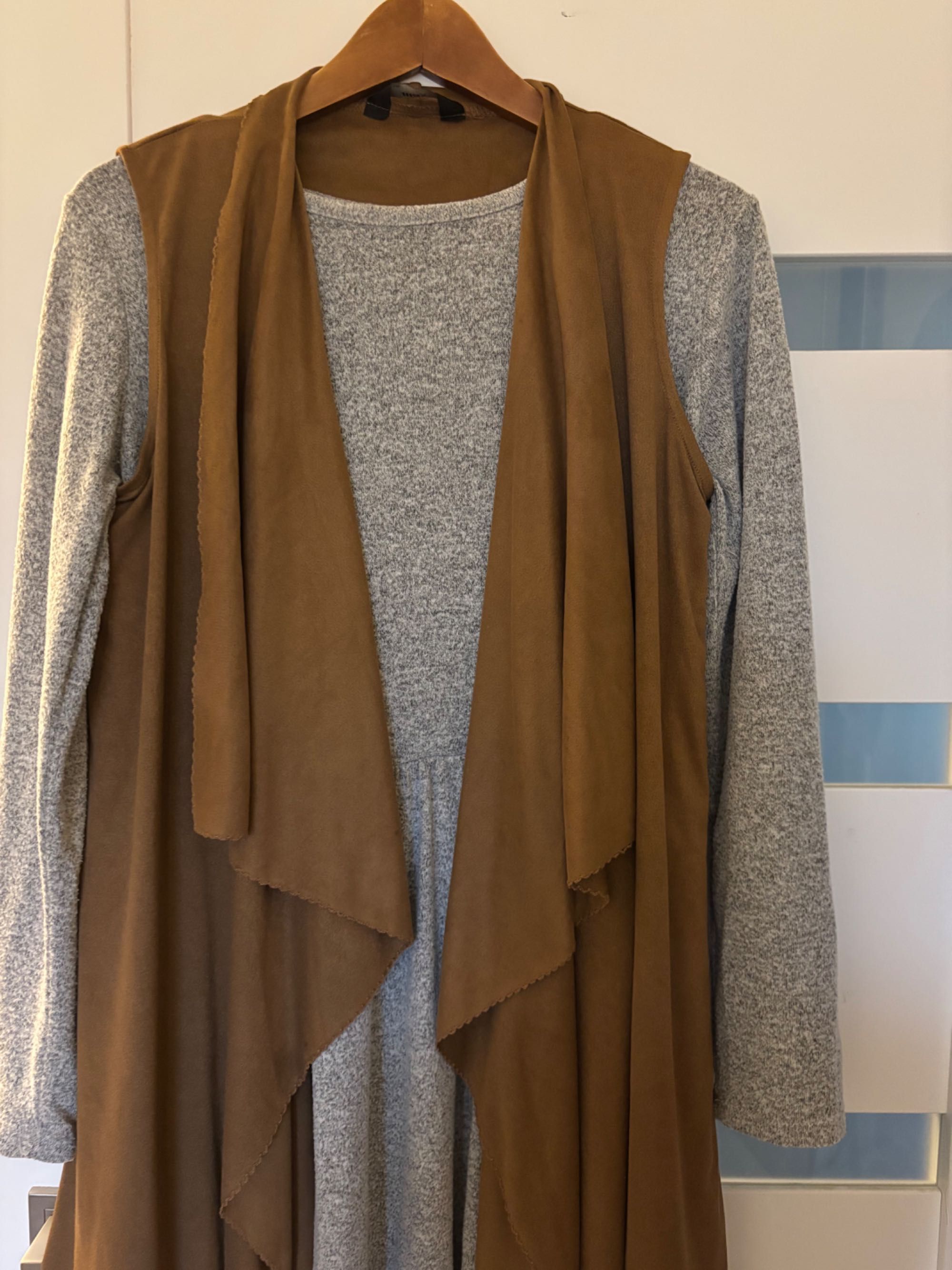 Stylowa narzutka w modnym kolorze camel
