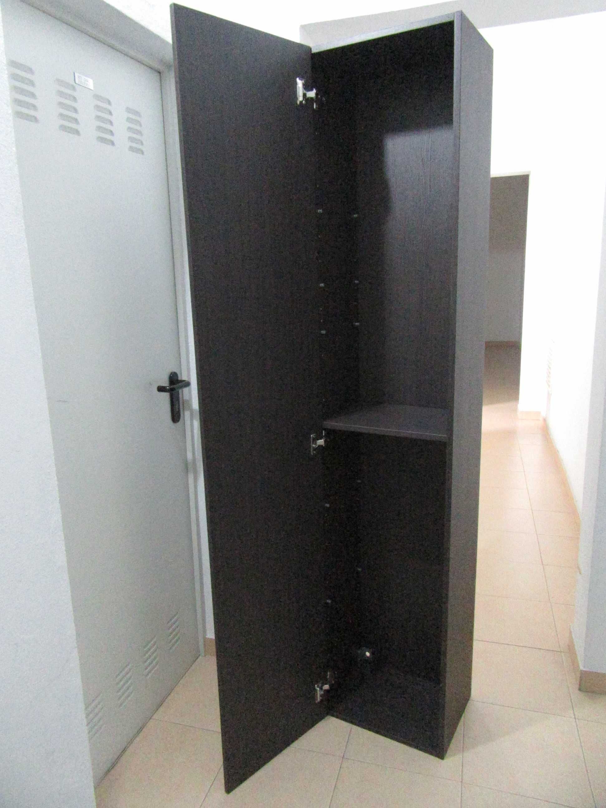 Móvel Alto Ikea com Prateleiras de Vidro