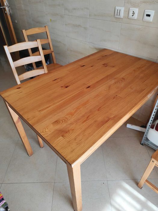 Mesa de pinho com quatro cadeiras