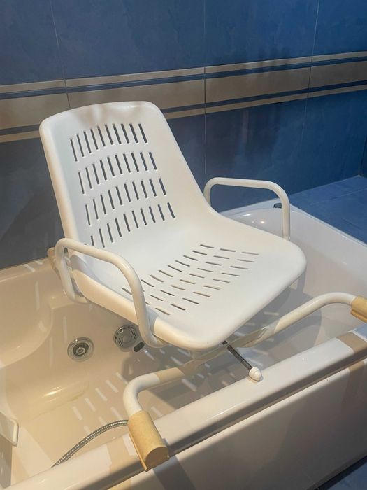 cadeira de banheira giratória em bom estado
