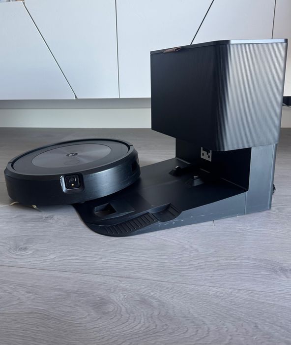 Robot Aspirador Roomba j7+ com Base de Esvaziamento – Excelente Estado
