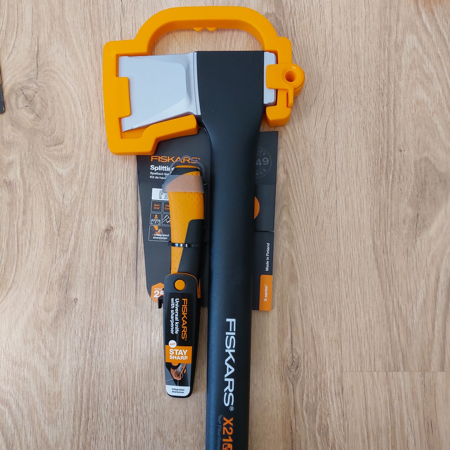 Сокира Fiskars X