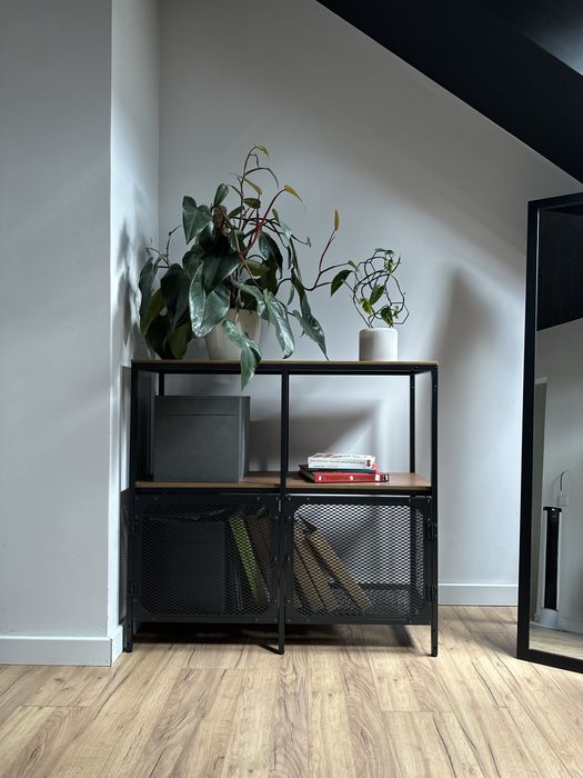 Regał metalowy z drewnianym blatem, metalowe drzwi