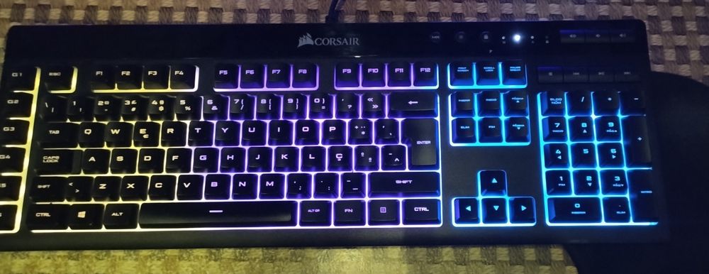 Teclado Gaming CORSAIR RGB K55