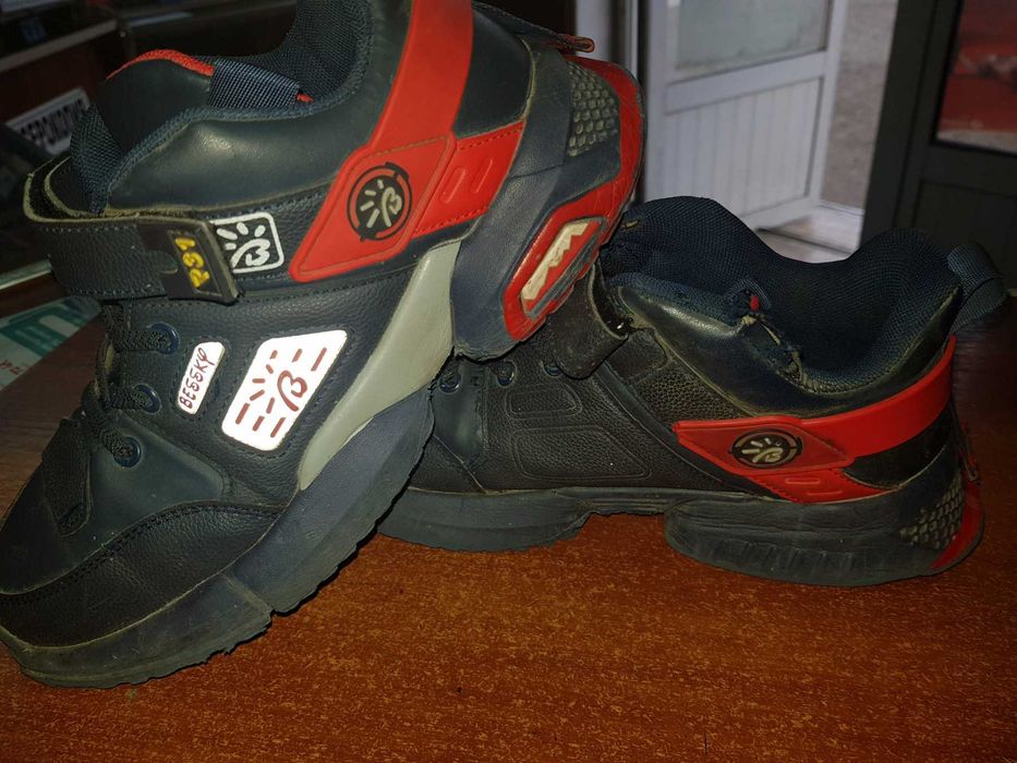 Кроссовки и Ботинки  на мальчика зимние теплые 39 размер