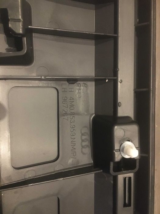 Молдинг двери левый перед Audi Q7