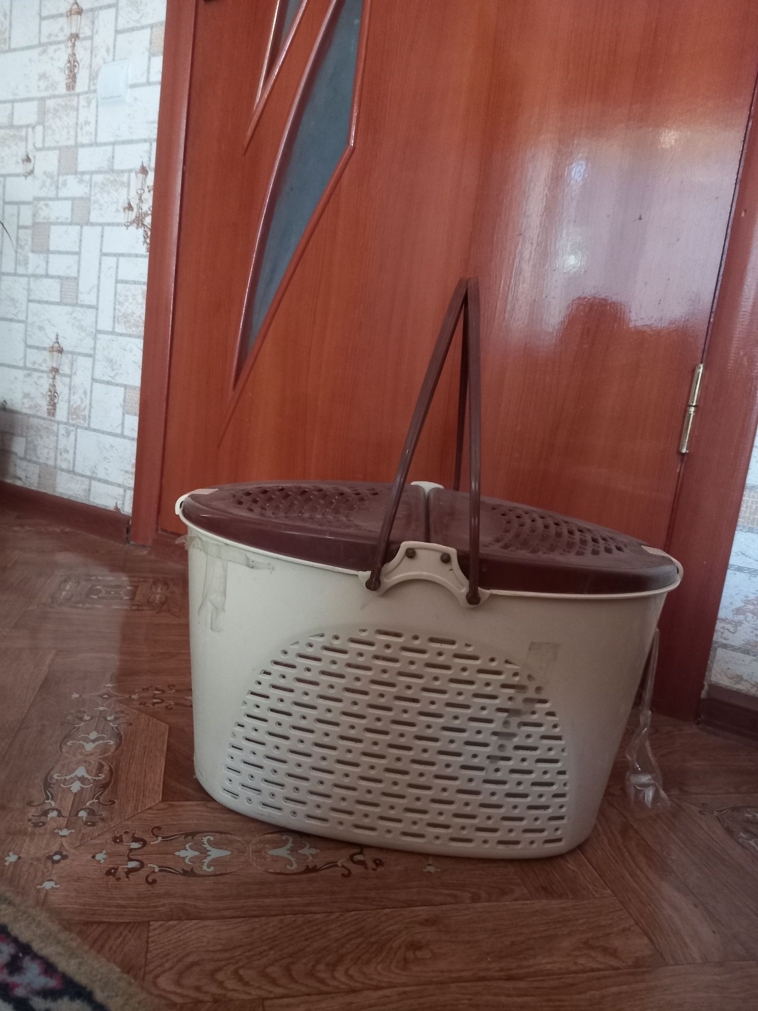 Плетені кошики та пластикові
