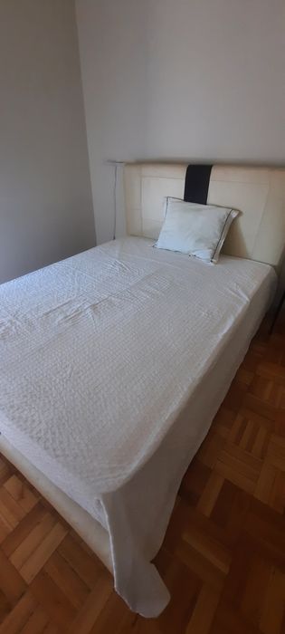 Cama e colchão usados
