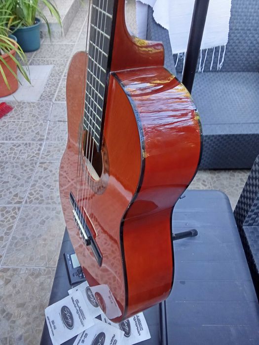 Violão com suporte e capa protetora
